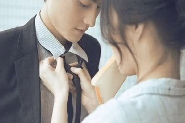 Den nha ban toi cam nham tui xach... ben trong phat sang bat ngo