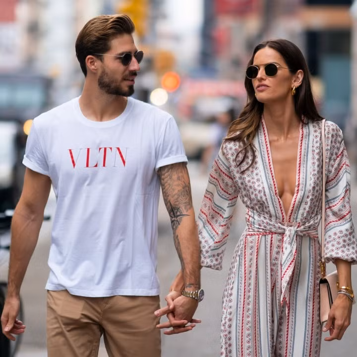 Trapp và Goulart được gọi là cặp "trai tài gái sắc". Cô nàng người mẫu thành thạo 3 ngôn ngữ là Bồ Đào Nha, Anh và Pháp. Chàng thủ môn đội tuyển Đức thậm chí còn giỏi hơn khi có thể sử dụng tới 6 thứ tiếng.