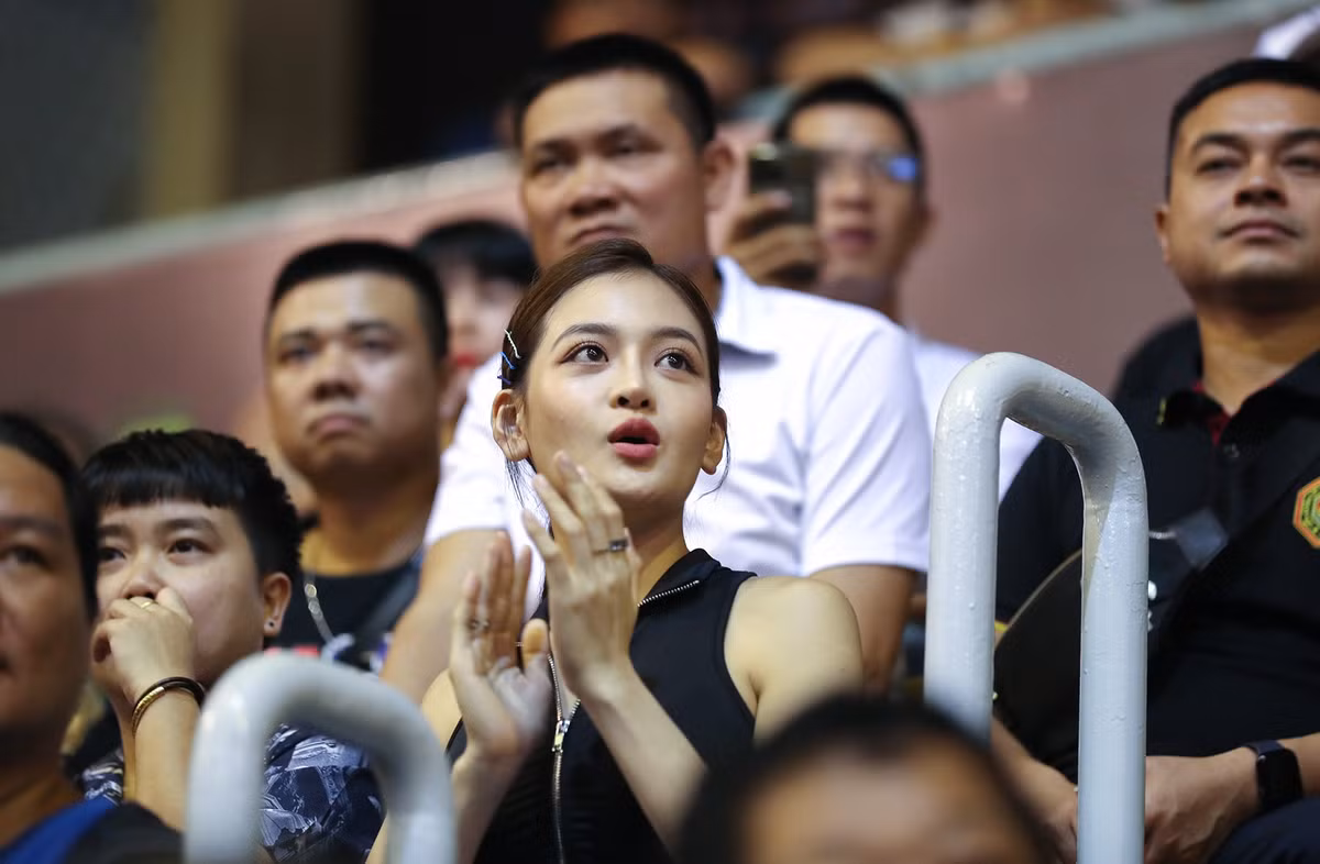 Thời lượng ngày thi đấu kéo dài về khuya nhưng không vì thế mà làm giảm đi sự cuồng nhiệt của các bóng hồng trên khán đài.
