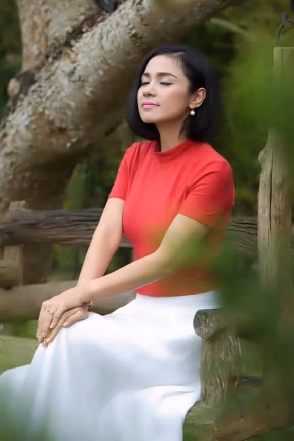 Bị "chê" già rồi mà chụp hình chu môi, Việt Trinh phản pháo sao? Bi