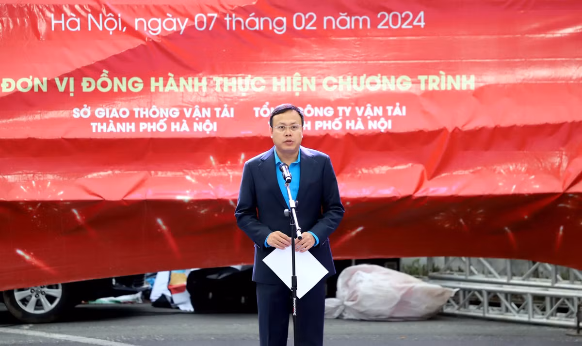 Nhung chuyen xe am tinh Cong doan dua cong nhan ve que don Tet-Hinh-8