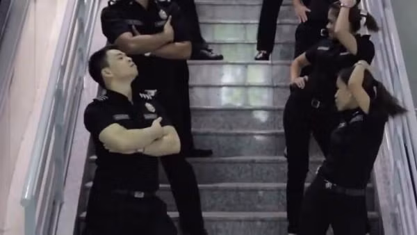 Đơn vị dàn dựng và thể hiện màn flashmob này chính là nhân viên của Cục di trú Philippines cùng các nhân viên an ninh, nhân viên xuất nhập cảnh tại sân bay Manila.