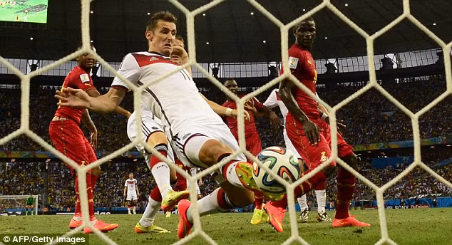 Khoảnh khắc ghi bàn thắng đặc biệt của Klose.