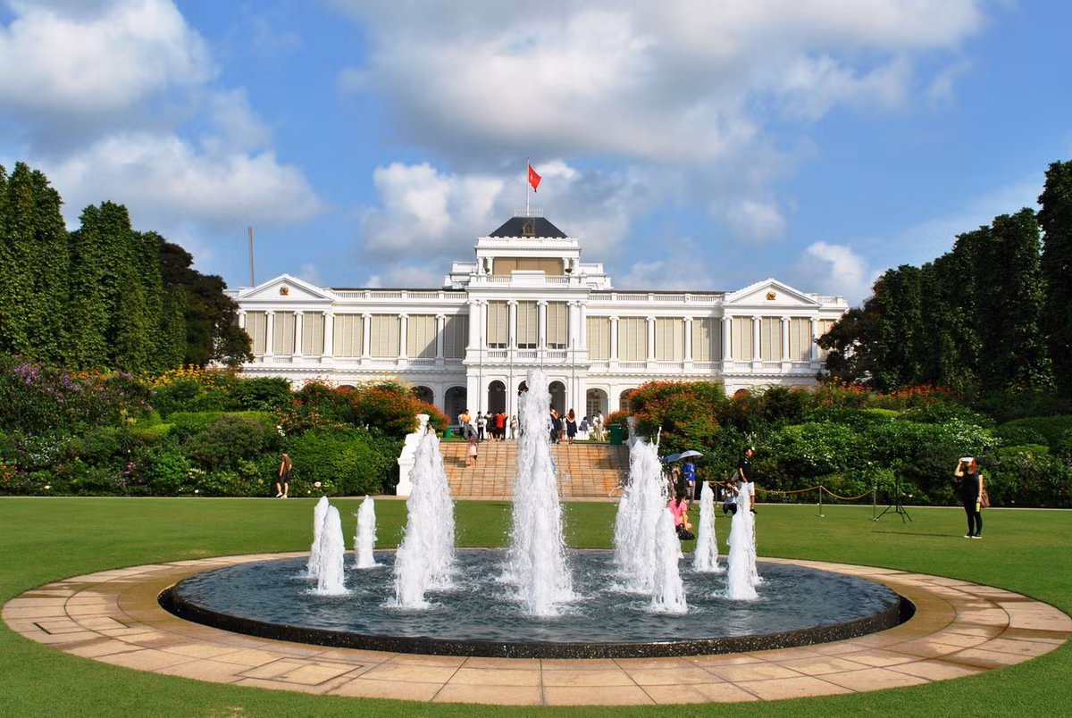 Không chỉ là nơi ở và văn phòng chính thức của lãnh đạo quốc gia Singapore, dinh Istana (tiếng Malay nghĩa là "cung điện") còn là một trong những di tích lịch sử quan trọng hàng đầu của đất nước này. Ảnh: Wikipedia.