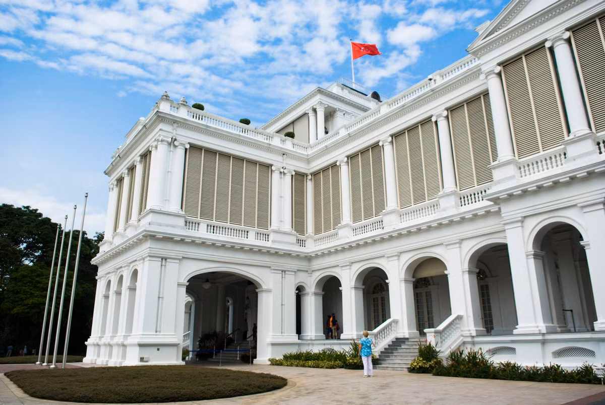 Kể từ đó cho đến năm 1959, dinh Istana được dùng làm nơi ở và văn phòng chính thức của các Thống đốc Anh. Sau khi Singapore trở thành quốc gia độc lập, dinh tiếp tục phục vụ các nhà lãnh đạo mới của đảo quốc Sư tử. Ảnh: Kilowatts.com.sg.