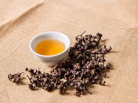  Ở Việt Nam, quả khúng khéng sấy khô có giá bán khoảng 25.000đ/100g. Ngoài ra, nhiều sản phẩm chiết xuất từ khúng khéng như trà, thực phẩm bổ sung hỗ trợ giải rượu cũng được bán phổ biến với giá từ 20-30.000đ/chai.