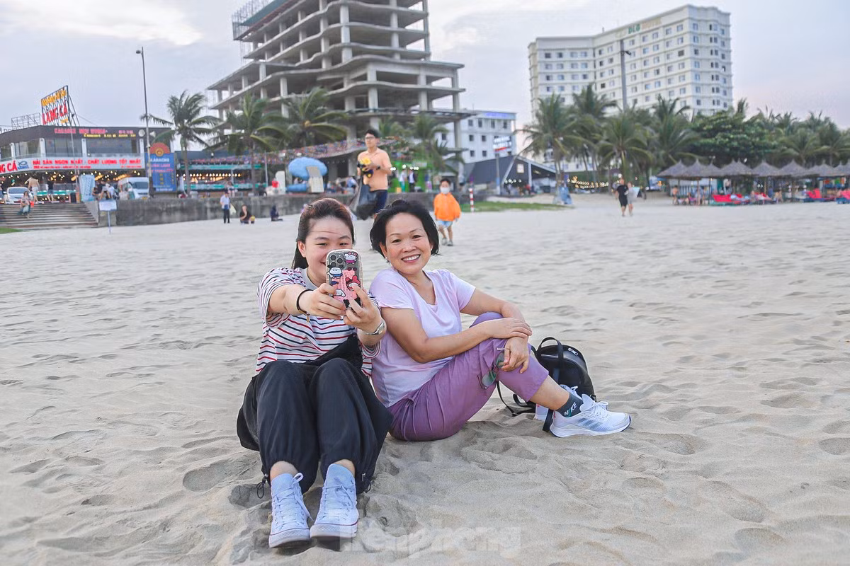 “Trời này chỉ có ra biển mới giải nhiệt chứnắng nóngnhư thế ngồi ở nhà không thể chịu được. Tôi cùng con mình thường ra đây vào mỗi buổi chiều để đi dạo, ngắm cảnh. Ngoài tránh nóng thì tôi cũng muốn mình thư giản đầu óc và hít thở khí trời”, bà Nguyễn Thị Yến (trú quận Cẩm Lệ) chia sẻ.