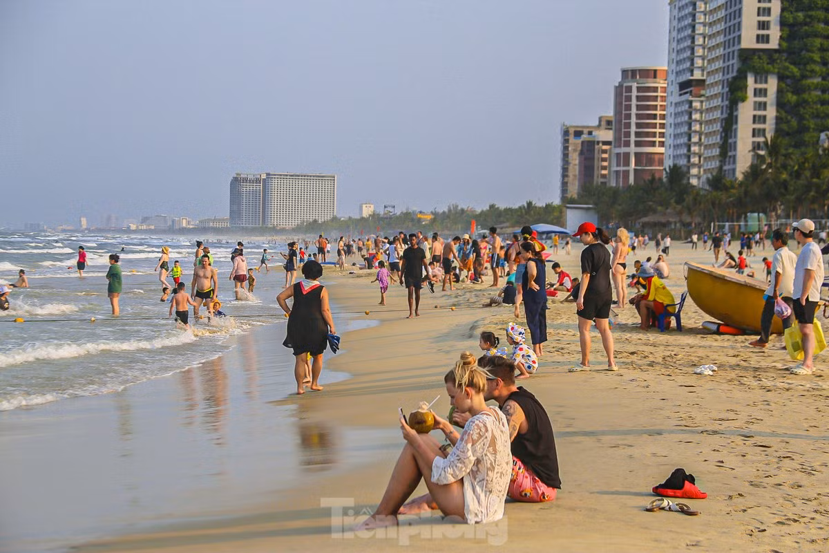 Ghi nhận của phóng viên, những ngày qua, nắng nóng gay gắt kéo dài khiến nhiều người đổ xô ra biển để tránh nóng. Từ 15h chiều các bãi biển Mỹ Khê, Phước Mỹ, Mân Thái (TP.Đà Nẵng) đã đông nghịt người.