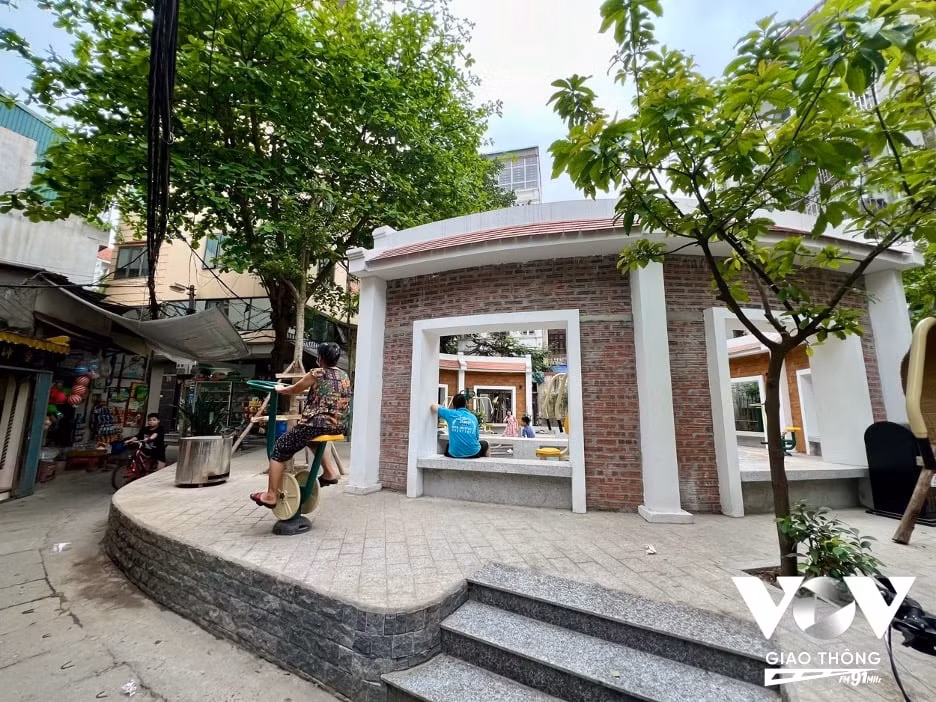 Cuộc sống ngày càng hiện đại và phát triển, giếng làng không còn giữ vai trò quan trọng như trước đây nữa, nhưng không vì thế mà người dân lãng quên giếng làng. Giếng làng vẫn được gìn giữ không chỉ là để bảo tồn một vẻ đẹp truyền thống trong văn hóa làng quê mà còn là cách để phát huy hồn cốt của vùng nông thôn. Việc gìn giữ giếng làng không chỉ vì một công trình dân sinh mà còn là giữ gìn một nét đẹp văn hóa tâm linh. Giếng làng vẫn tồn tại như một phần ký ức của người làng, rất cần được bảo tồn, phát huy trong đời sống hiện đại.
