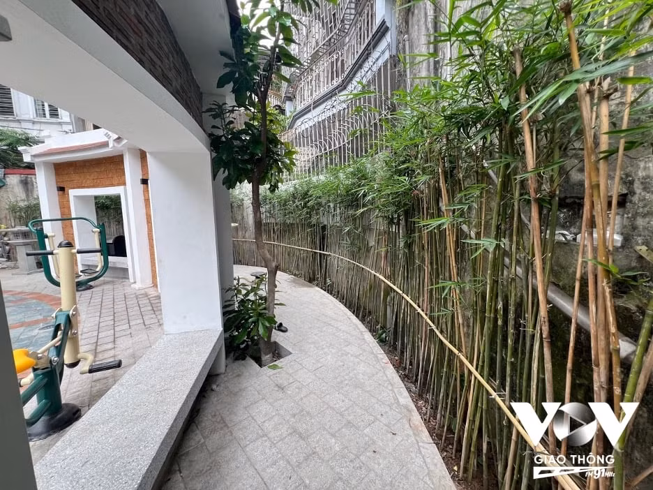 Bà Thanh Hà - người dân sinh sống tại đây chia sẻ: "Tôi rất vui khi giếng làng được cải tạo thành sân chơi cho mọi người nhưng vẫn giữ được nét đẹp ngày xưa. Họ xây đẹp, sạch sẽ chứ cứ để như trước thì phí quá. Cứ có thời gian rảnh tôi lại đưa cháu ra đây chơi".