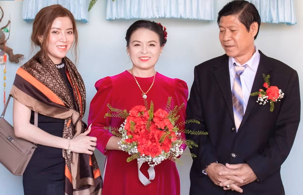 Co dau U60 tai hon, hang xom 'tai tro' ao cuoi, loa dai-Hinh-4