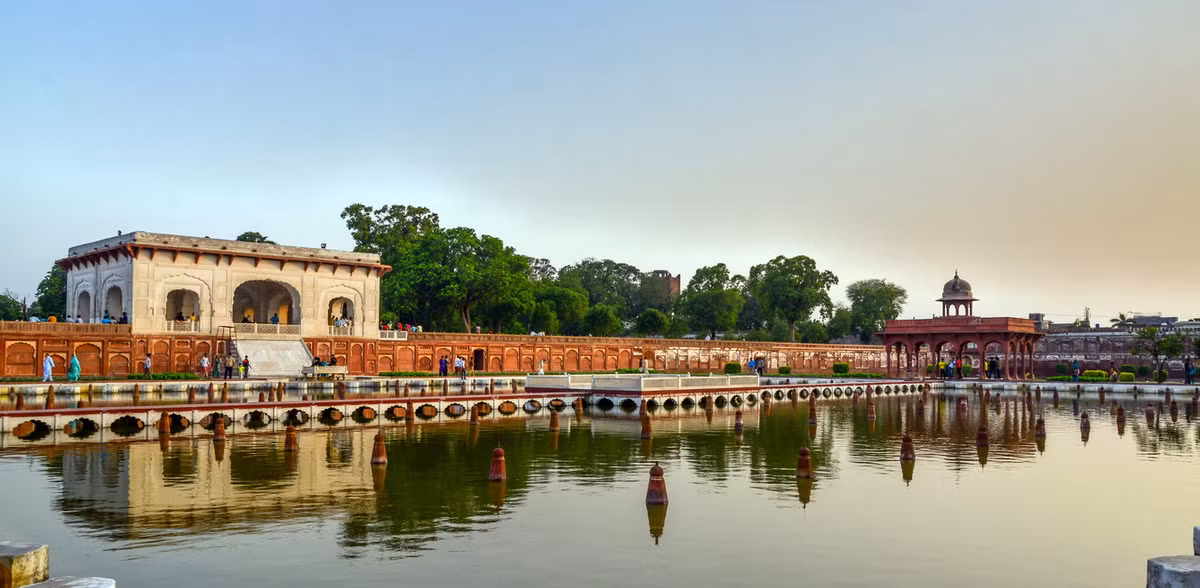 Năm 1981, vườn Shalimar cùng với pháo đài Lahore nằm gần đó đã được UNESCO công nhận là Di sản văn hóa thế giới, với tên gọi chung là "Pháo đài và Vườn Shalimar tại Lahore". Ảnh: Wikipedia.