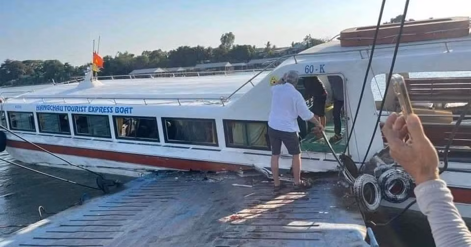Tàu chở khách va chạm phà trên sông Tiền, 3 người bị thương nặng Tau cho khach va cham pha tren song Tien, 3 nguoi bi thuong nang