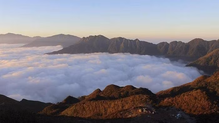Đỉnh Tà Chì Nhù với chiều cao là 2979m được mệnh danh là nóc nhà của Yên Bái. Thuộc một phần của khối núi Pú Luông, thuộc dãy núi Hoàng Liên Sơn.