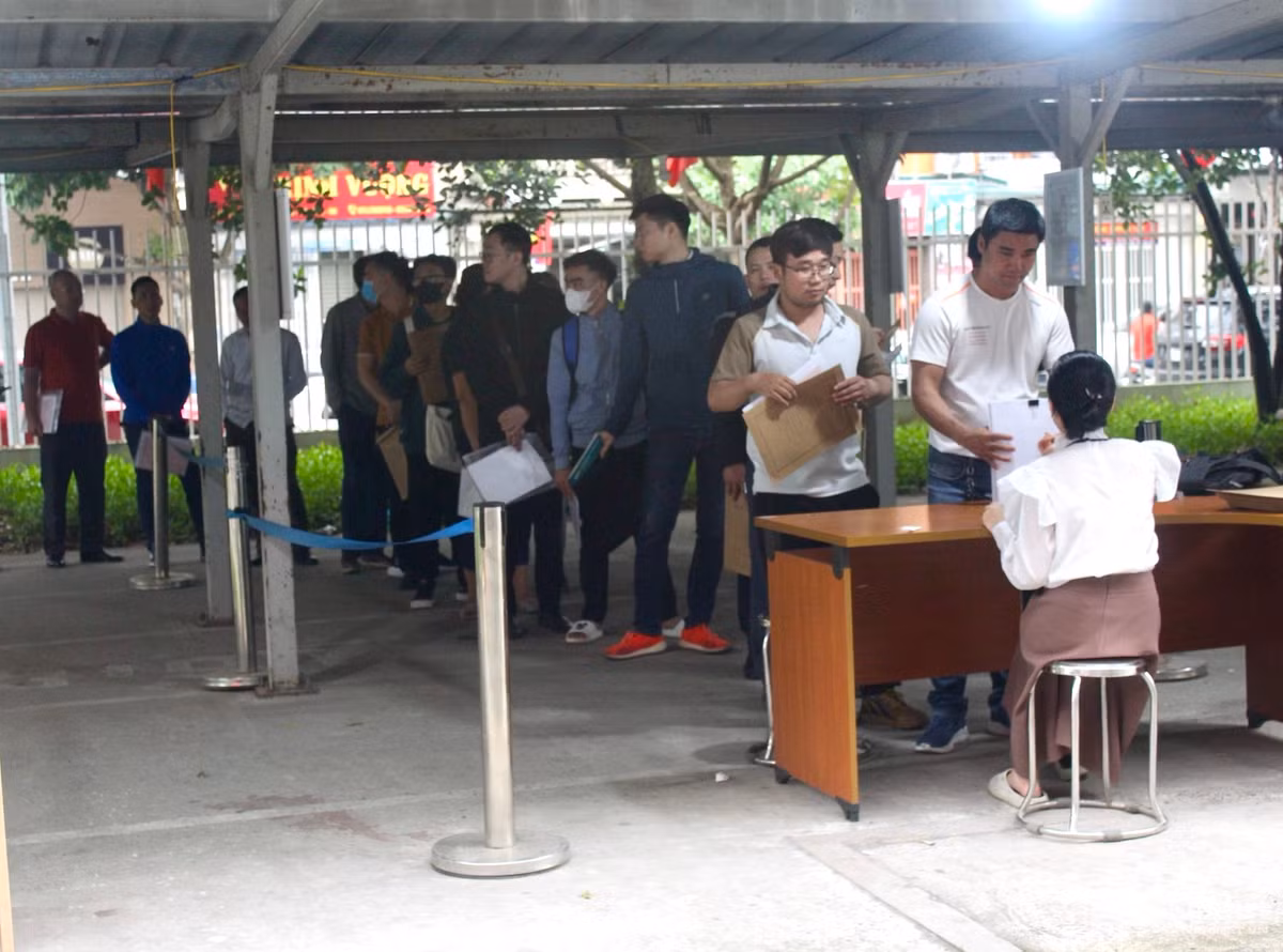 Su that viec 'xep hang tu sang lam giay to nha dat o Ha Noi'