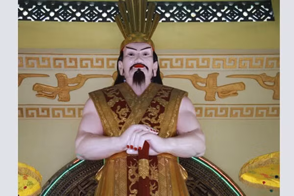 Có lẽ, khi huyền thoại hóa những nhân vật quan trọng, người xưa thường gán cho họ tuổi thọ siêu nhiên để nhấn mạnh đó là những nhân vật có tầm vóc vĩ đại, khác hẳn người thường.