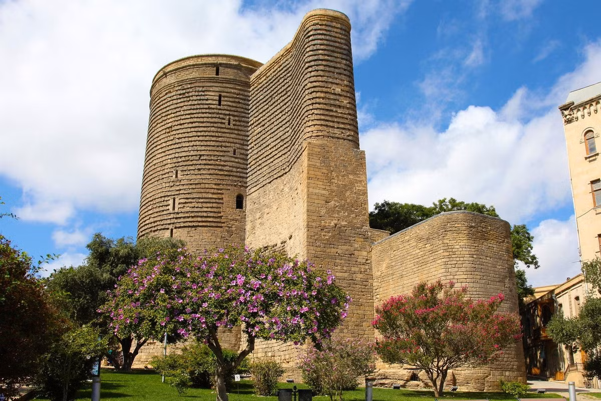 Nằm ở khu phố cổ ở Baku, thủ đô Azerbaijan, tháp Trinh Nữ (tiếng địa phương là Qız Qalası) là một công trình kiến trúc cổ độc đáo ở khu vực Kavkaz. Ảnh: Frisaga.com.
