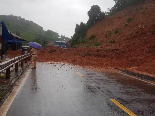 Quốc Lộ 279, qua Điện Biên sạt lở nhiều điểm gây ách tắc giao thông. Các phương tiện không thể qua lại trên tuyến QL 279 trong sáng 25/8. 