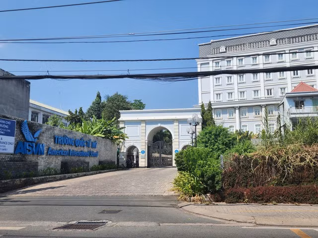 Ngày 28/8 Chi cục Thuế khu vực quận 7, huyện Nhà Bè, TPHCM đã có văn bản đề nghị UBND TP HCM thu hồi giấy phép thành lập Trường Quốc tế Mỹ (AISVN), chủ đầu tư của Trường Tiểu học - THCS - THPT (Trường Quốc tế Mỹ) do Trường này đang nợ thuế hơn 100 tỉ đồng.