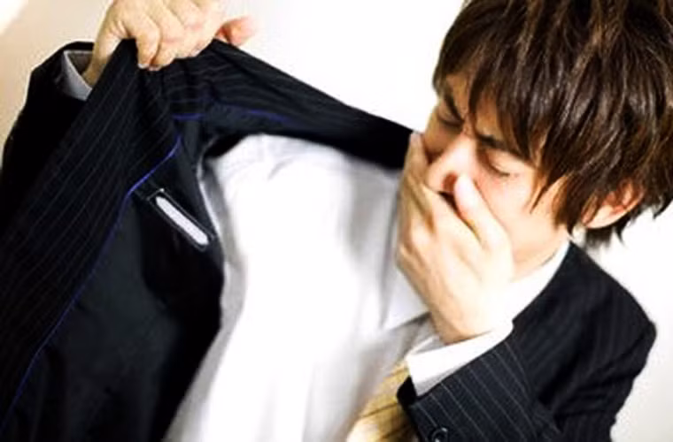 Hôi nách không lây nhưng cũng có tính chất di truyền, vì thế trong không ít gia đình có nhiều hơn một người mắc. Tùy vào thể bệnh hay đặc điểm cá nhân, có những người bị “nặng mùi” hơn vào mùa hè, nhưng cũng có người đến mùa thu, mùa đông thì tình hình mới trầm trọng.