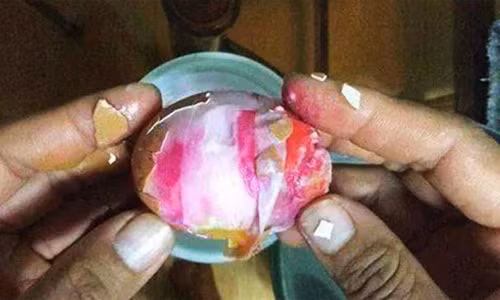 Quả trứng bị nghi là trứng giả Trung Quốc chứa HIV.