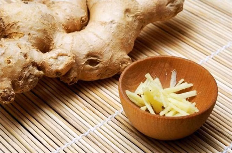 Bôi nước ép gừng tươi vào nách cũng là một phương pháp được nhiều người mách nhau áp dụng. Nhưng cũng tương tự như xát chanh, nó chỉ có hiệu quả hạn chế và tạm thời.