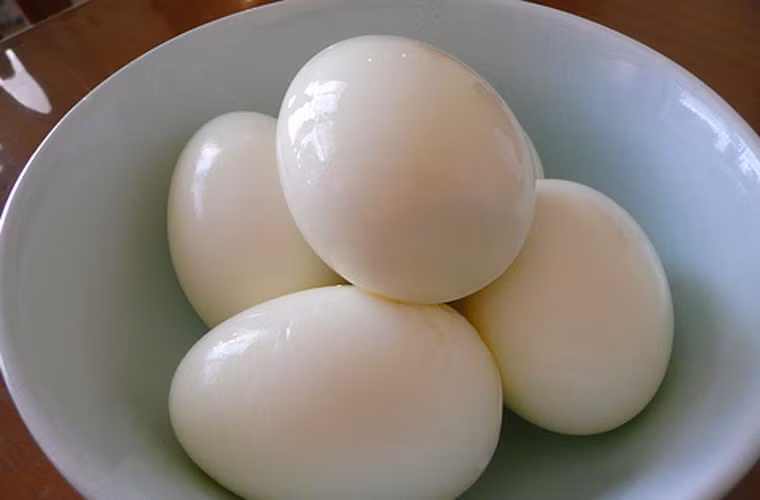 Có người dùng 2 quả trứng (gà hoặc vịt) luộc bóc vỏ, kẹp xoa vào hai bên nách khi trứng còn nóng, đến khi nguội bỏ ra. Trứng tuy giúp hút mùi nhưng mức hiệu quả cực kỳ khiêm tốn.