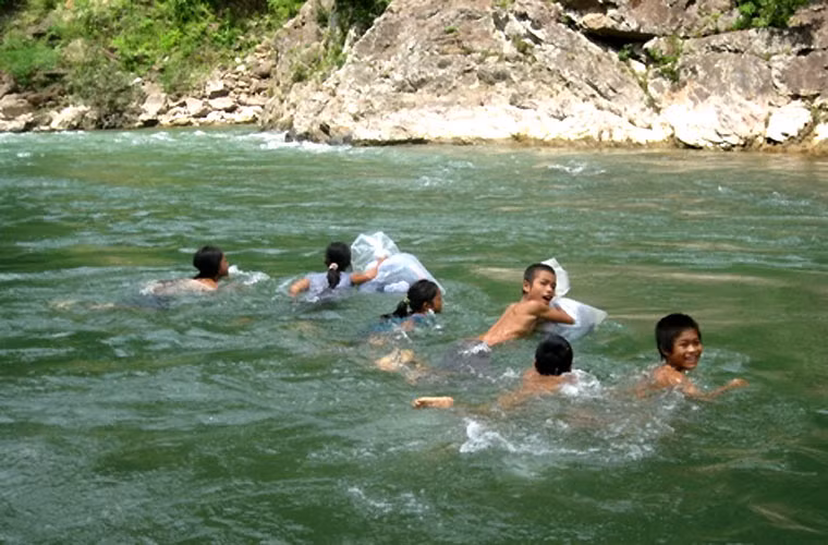 Nếu là đỉa suối, việc nhúng mũi vào bát nước có thể dụ chúng tự bò ra. Khi toàn thân con đỉa chui ra thì mới coi là “thoát nạn”. Nếu một đầu con đỉa vẫn bám vào mũi thì dùng kẹp kẹp cái đầu tự do trong nước, chờ đến khi đầu kia chui ra.