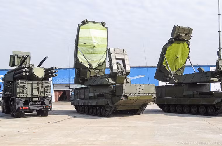 Các hệ thống radar và hệ thống pháo – tên lửa phòng không tầm thấp Pantsir-S1 (trái).