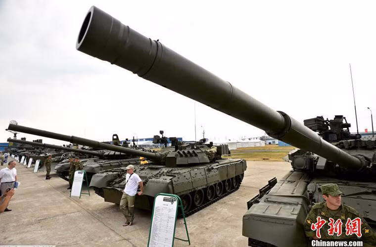 Dàn xe tăng chiến đấu chủ lực T-90A, T-80, T-72BM cùng một loạt pháo tự hành, xe thiết giáp được trưng bày tại triển lãm.