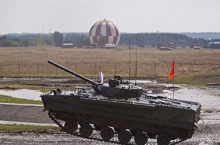 Xe chiến đấu bộ binh BMP-3 “bật cao”.