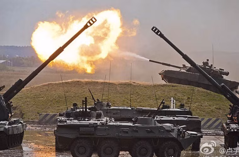 Xe tăng T-80 khai hỏa pháo 125mm trong khi ở dưới thì các xe thiết giáp BTR-80, BMP-3 khiêu vũ cùng 2 khẩu pháo Msta-S.
