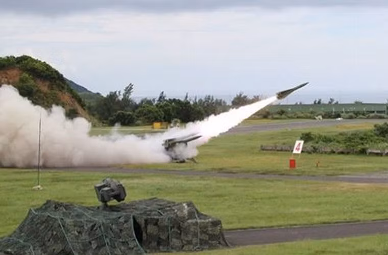 Đạn tên lửa của hệ thống phòng không tầm thấp – trung MIM-23 Hawk (Mỹ sản xuất) của Đài Loan rời bệ phóng.