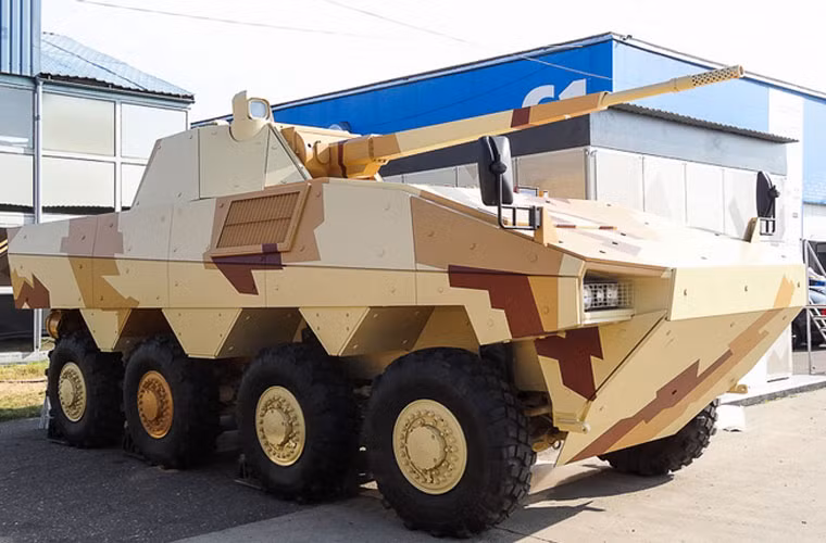Xe chiến đấu bộ binh Atom – sản phẩm liên doanh Tập đoàn Uralvagonzavod (Nga) và Renault Truck (Pháp).