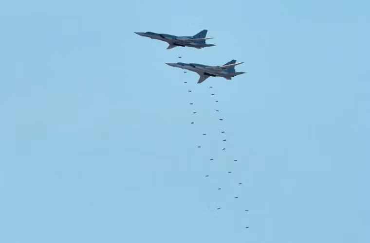 Máy bay ném bom tầm trung Tu-22M3 của Không quân Nga “góp vui” bằng màn mưa bom.