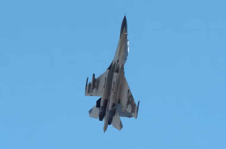 Máy bay chiến đấu đa năng Su-30MKK của Không quân Trung Quốc tham gia phóng rocket.