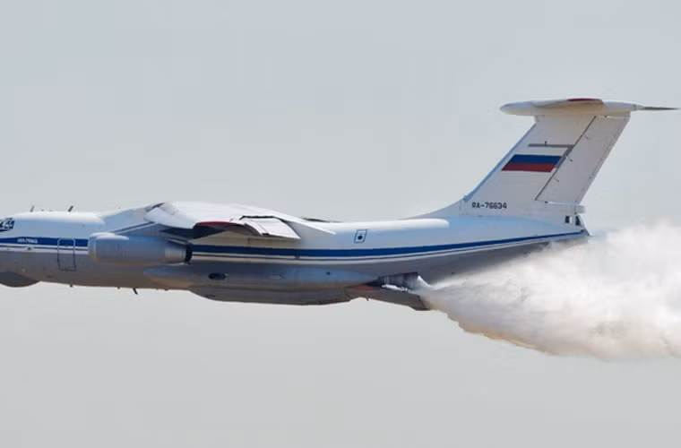 Máy bay vận tải Il-76 thả nước dập lửa để trọng tài vào kiểm tra kết quả bắn.