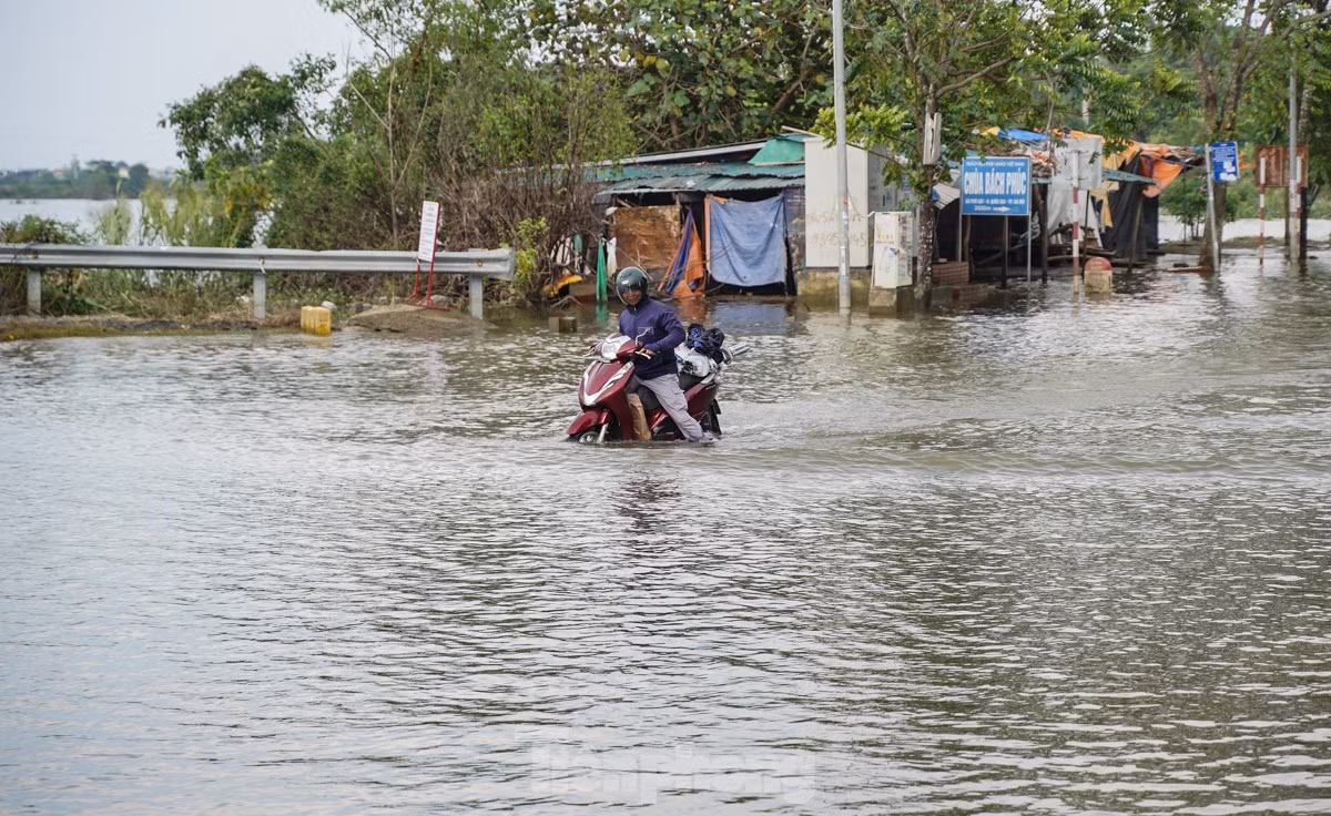 Các phương tiện chật vật giữa "biển nước".