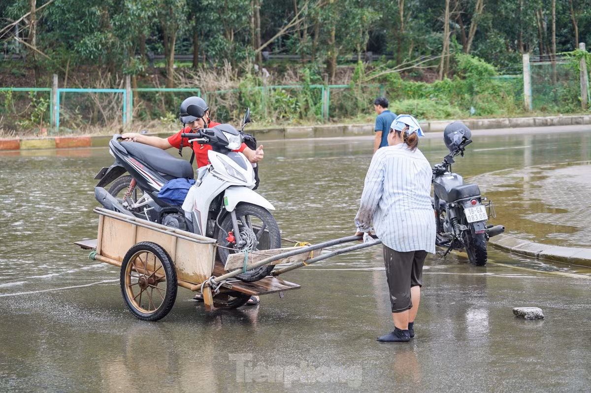 "Tôi thấy giá khá cao nhưng đành chịu vì nếu xe chết máy thì còn tốn tiền sửa hơn, công việc bắt buộc đi qua đoạn này nên tôi cũng đành chịu", anh Minh chia sẻ thêm.