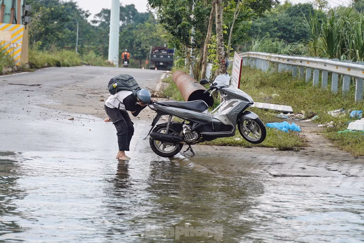 Một chiếc xe chết máy khi cố đi qua vùng ngập. "Tôi cứ nghĩ nhiều ngày rồi nước ngập không còn cao, ai ngờ lại sâu đến vậy. Xe tôi chết và sửa tại chỗ mất 300 nghìn đồng", người đàn ông chia sẻ.
