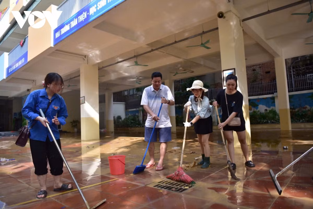 Tại trường Tiểu học Phúc Tân, trước đó cũng bị ngập sâu trong nước. Sáng nay, các thầy cô giáo, nhân viên trong trường bắt tay cùng dọn dẹp để sớm đón các em học sinh trở lại trường học.