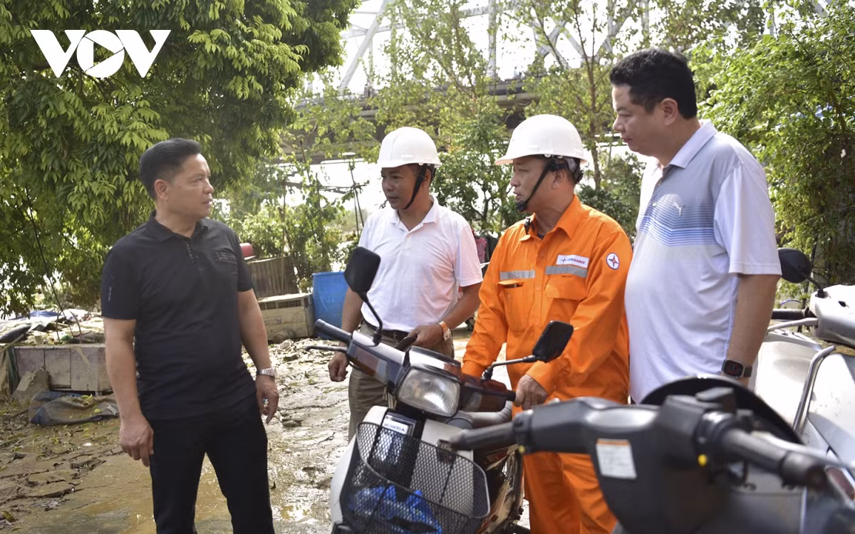 Đại diện ngành điện lực cho biết, trong ngày hôm nay, nhiều khu vực bị ngập trong phường cũng được cấp điện, cấp nước trở lại.