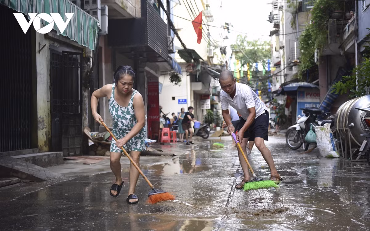 Không chỉ vệ sinh trong phạm vi gia đình, các hộ trong phường còn hỗ trợ nhau dọn dẹp sau lũ.