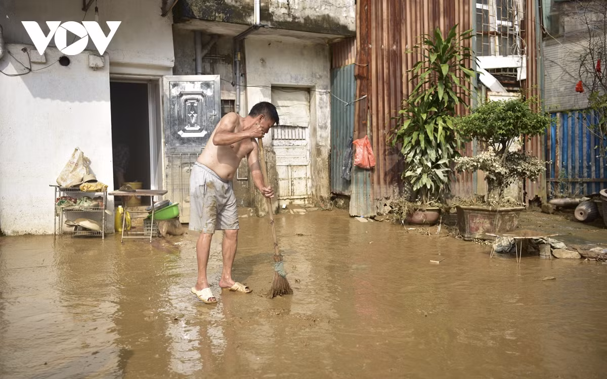 Nước rút, để lại một khối lượng lớn bùn đất, rác thải, khiến người dân khá vất vả dọn dẹp vệ sinh.