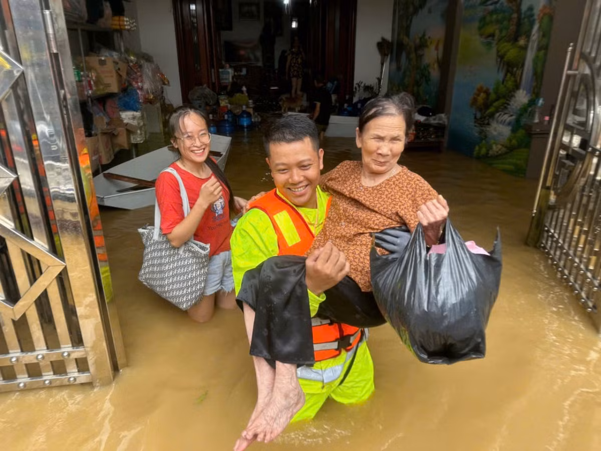 Công an thị xã Việt Yên, Bắc Giang hỗ trợ người dân sơ tán đến nơi an toàn