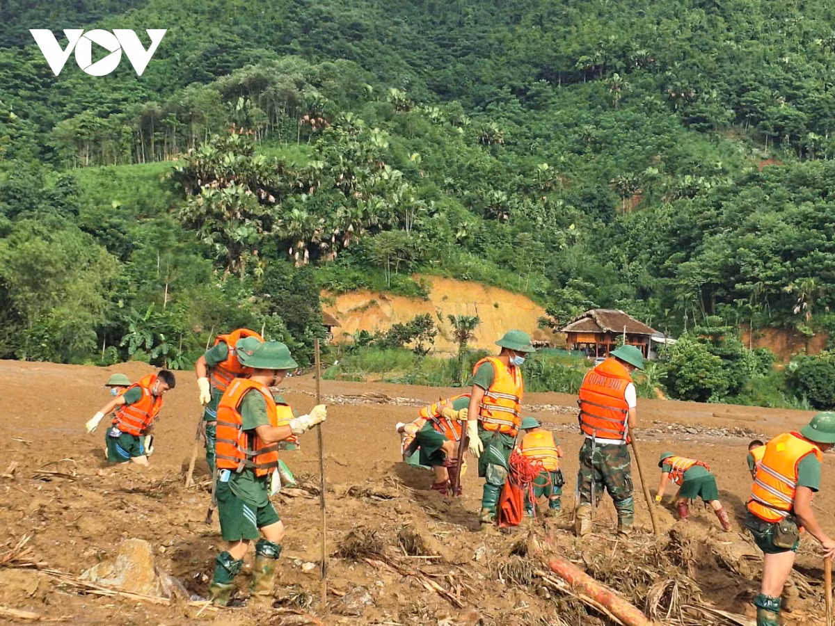 4 ngày dầm mình trong bùn đất, trong điều kiện thời tiết nắng gắt, bới từng gốc cây, lật từng tảng đá tìm kiếm nạn nhân mất tích.