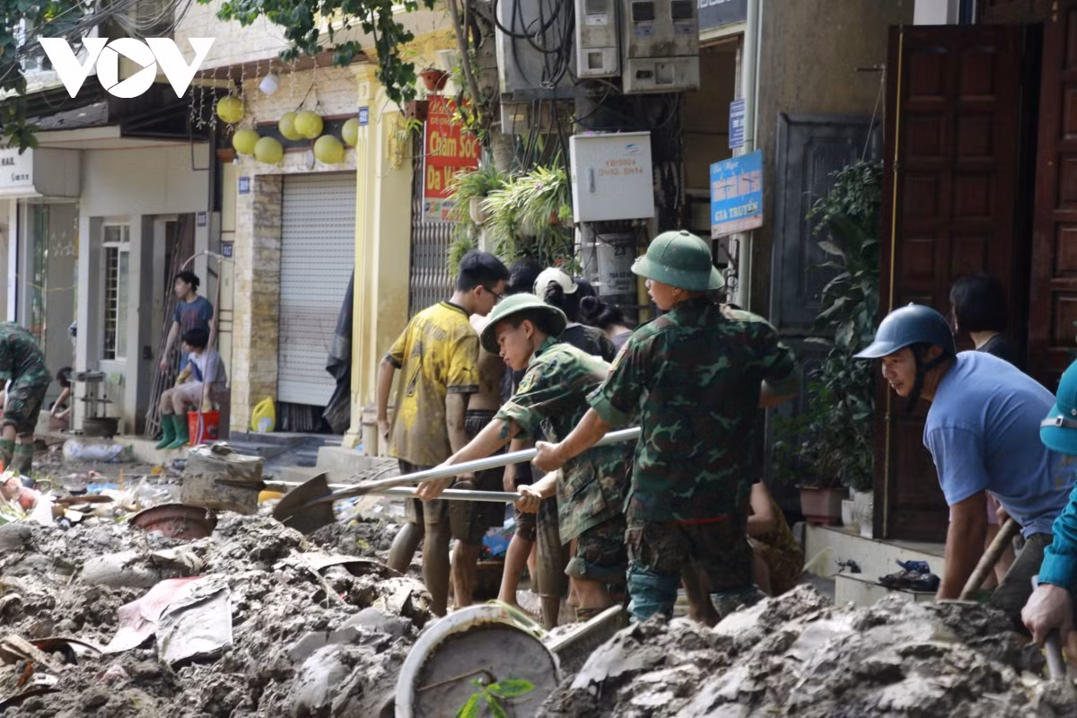 Tranh thủ nước rút đến đâu, người dân và lực lượng chức năng vệ sinh, dọn dẹp đến đó.