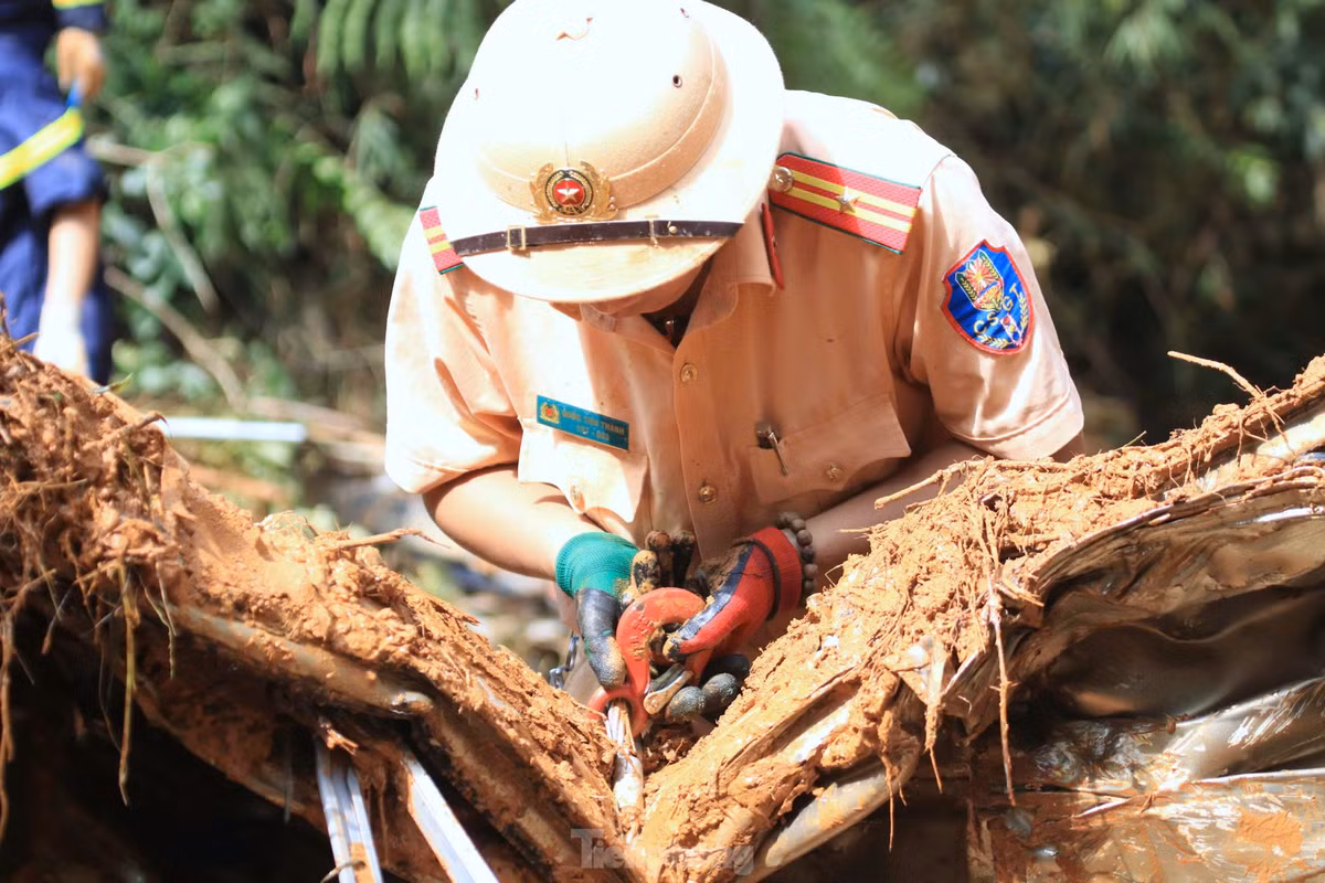 Thiếu tá Quốc Tiến Thành tìm cách móc dây cáp vào các bộ phận xe khách để dùng tời tách các bộ phận ra ngoài, phục vụ việc tìm kiếm các nạn nhân.