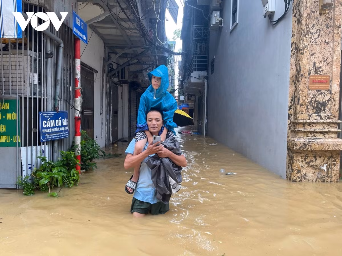 Theo Trung tâm khí tượng thủy văn Quốc gia, trong 24 giờ tới, mực nước các trạm hạ lưu hệ thống sông Hồng- Thái Bình lên mức BĐ3 và trên BĐ3. Mực nước lũ lên cao gây ngập lụt tại các vùng trũng thấp ven sông, bãi bồi ngoài đê chính, gây tràn vỡ các đê bối ven sông, sạt lở đê, kè có thể ảnh hưởng nghiêm trọng đến các vị trí xung yếu ven sông thuộc các tỉnh/thành phố: Hà Nội, Hà Nam, Nam Định, Hải Dương, Hưng Yên, Thái Bình, Ninh Bình.