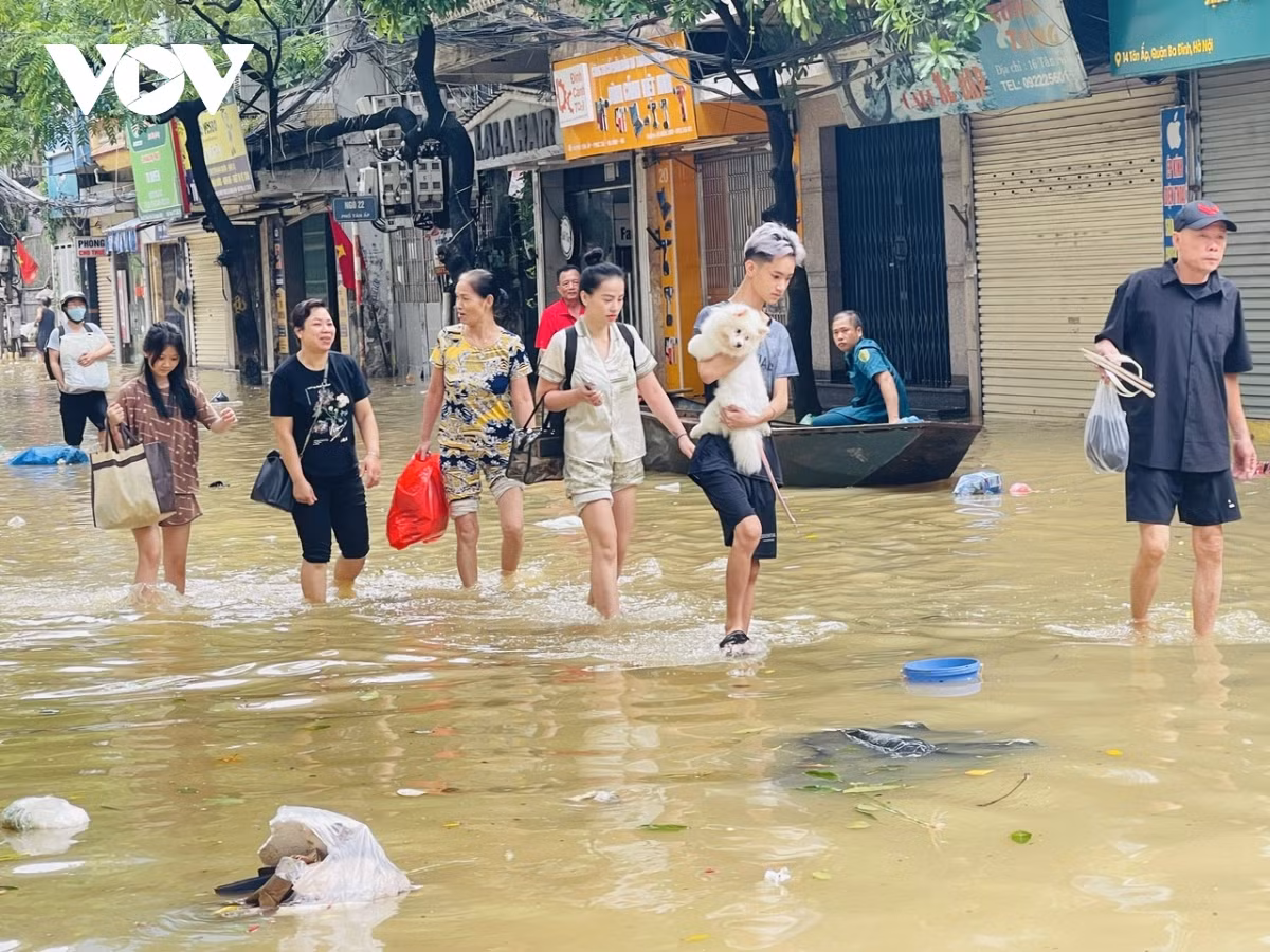 Mặc dù nước đã rút dần nhưng việc đi lại của người dân vẫn rất khó khăn.